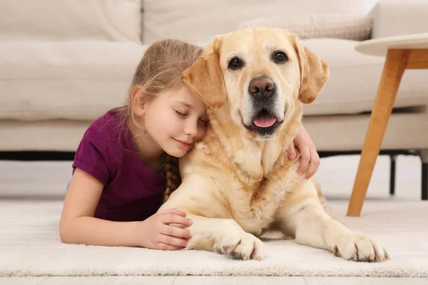 Jovem Com Seu Cão Adorável Chão Casa — Fotografia de Stock