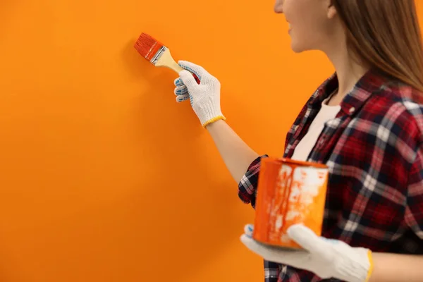 Diseñador Pintando Pared Naranja Con Pincel Primer Plano — Foto de Stock