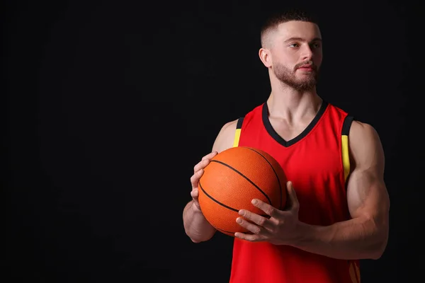 Sportlicher Junger Mann Mit Basketballkorb Auf Schwarzem Hintergrund Raum Für — Stockfoto