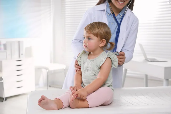 Pediatra Examinando Bebé Con Estetoscopio Clínica — Foto de Stock