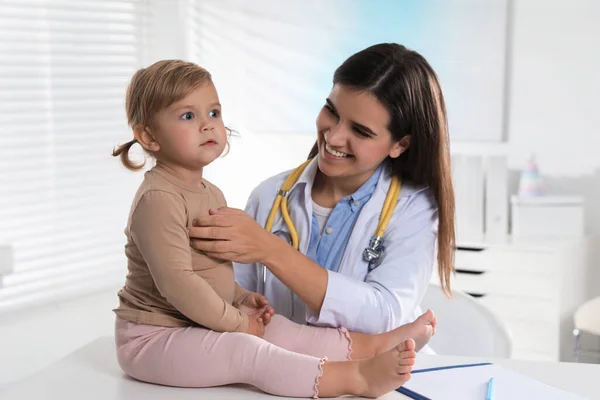 Pediatra Examinando Lindo Bebé Clínica —  Fotos de Stock