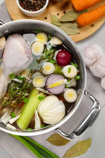 Pote Ingredientes Diferentes Para Cozinhar Caldo Saboroso Mesa Cinza Claro — Fotografia de Stock