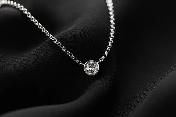Piękny Naszyjnik Kamieniem Szlachetnym Czarnej Tkaninie Luksusowa Biżuteria — Zdjęcie stockowe