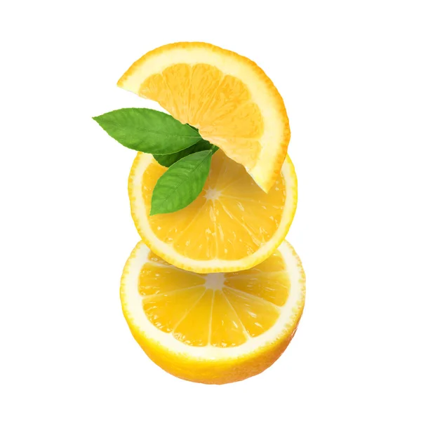 Нарізати Свіжі Лимони Зеленим Листям Ізольовано Білому — стокове фото
