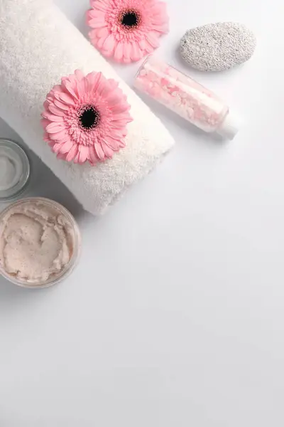 異なるスパ製品と白いテーブルの上の美しい花とフラットレイアウト組成 テキストのスペース — ストック写真