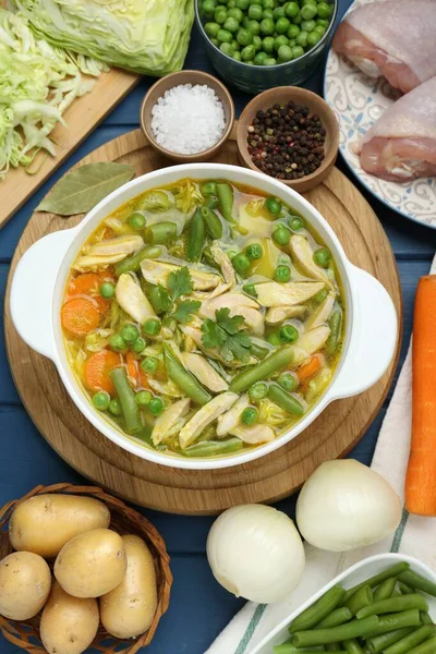 Cazo Deliciosa Sopa Verduras Con Pollo Diferentes Ingredientes Mesa Madera — Foto de Stock