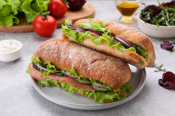 Heerlijke Sandwiches Met Verse Groenten Zalm Lichtgrijze Tafel — Stockfoto