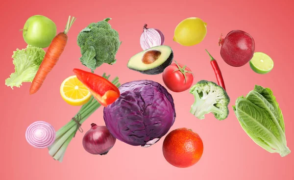Muchas Verduras Frutas Frescas Cayendo Sobre Fondo Rojo Pastel —  Fotos de Stock