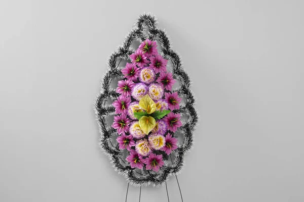 Wieniec Pogrzebowy Plastikowych Kwiatów Szarym Tle — Zdjęcie stockowe