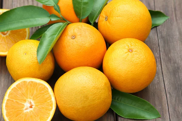Багато Стиглих Апельсинів Зелене Листя Дерев Яному Столі Крупним Планом — стокове фото
