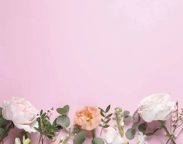 Composição Leigos Plana Com Flores Bonitas Diferentes Fundo Rosa Espaço — Fotografia de Stock