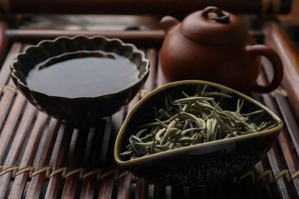 Aromatico Baihao Yinzhen Teiera Vassoio Legno Primo Piano Cerimonia Tradizionale — Foto Stock