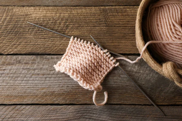 Soft Beige Yarn Knitting Metal Needles Wooden Table Flat Lay — Stock Photo, Image