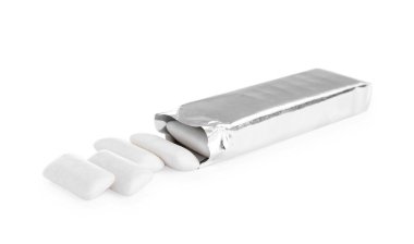 Beyaz folyoyla izole edilmiş lezzetli diş etleri.