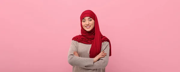 Porträt Einer Muslimischen Frau Hijab Auf Rosa Hintergrund Banner Design — Stockfoto
