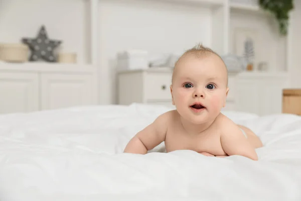 Niedliches Baby Liegt Hause Auf Weißem Bett Platz Für Text — Stockfoto