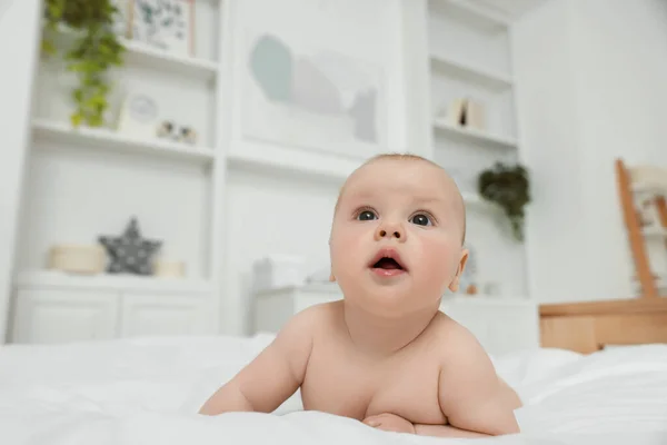Söt Baby Liggande Vit Säng Hemma Utrymme För Text — Stockfoto