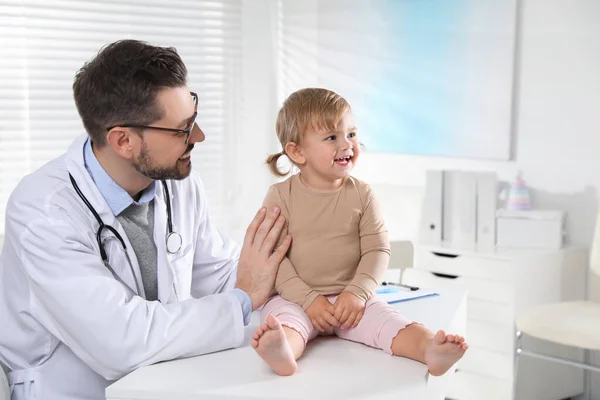 Pediatra Examinando Bebê Pequeno Bonito Clínica — Fotografia de Stock