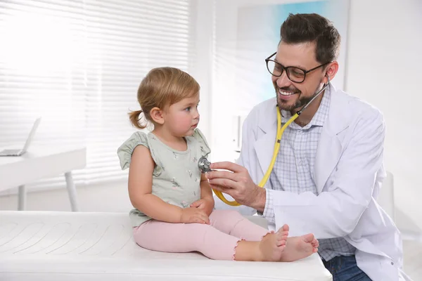 Pediatra Examinando Bebé Con Estetoscopio Clínica — Foto de Stock