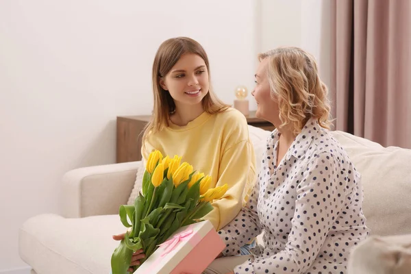 Kleine Tochter Gratuliert Ihrer Mutter Hause Mit Blumen Und Geschenken — Stockfoto