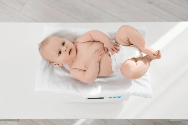 Niedliches Kleines Baby Liegt Auf Waage Klinik Oben Blick — Stockfoto