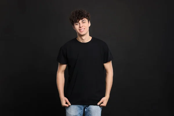 Homme Portant Shirt Élégant Sur Fond Noir Maquette Pour Design — Photo