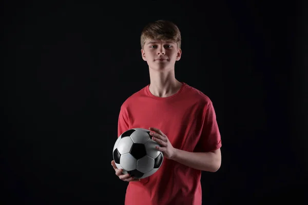Siyah Arka Planda Futbol Topu Olan Genç Bir Çocuk — Stok fotoğraf