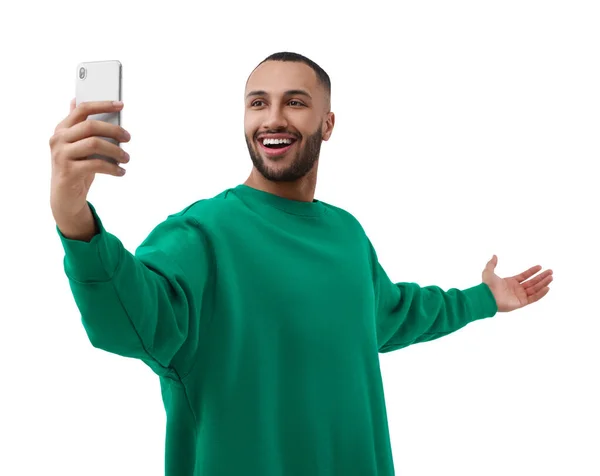 Uśmiechnięty Młody Człowiek Robi Selfie Smartfonem Białym Tle — Zdjęcie stockowe