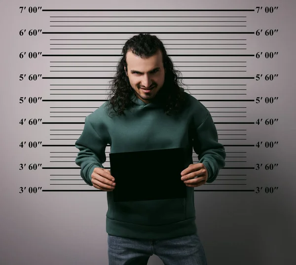Злочинний Кухоль Заарештований Чоловік Порожньою Карткою Проти Діаграми Висоти — стокове фото