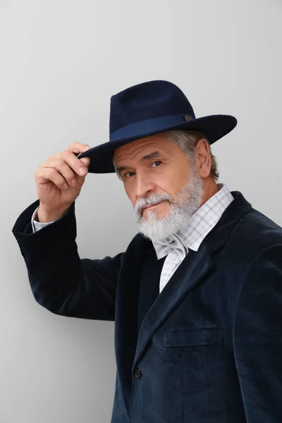 Attraente Uomo Anziano Elegante Cappello Sfondo Chiaro — Foto Stock