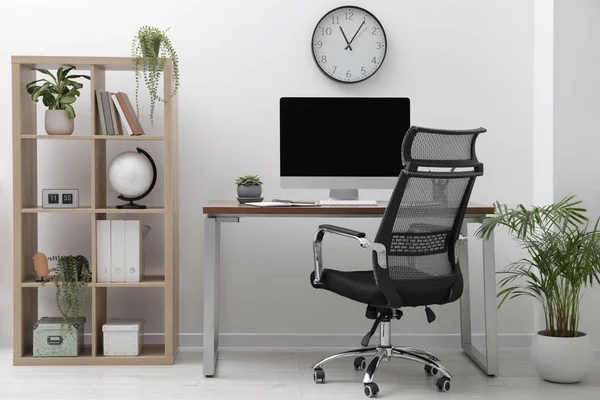 Arbetsplats Med Skrivbord Stol Och Dator Hemma — Stockfoto
