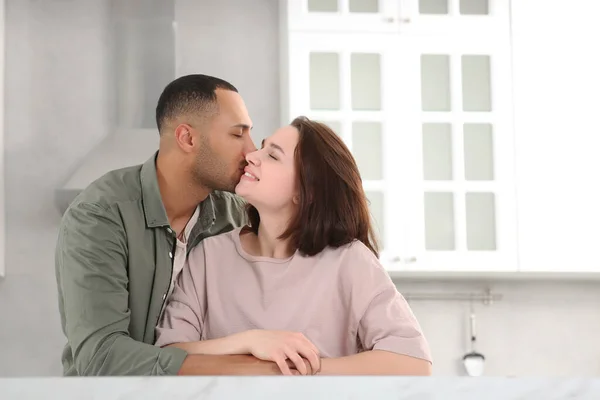 Agência Encontros Homem Beijando Sua Namorada Cozinha Espaço Para Texto — Fotografia de Stock