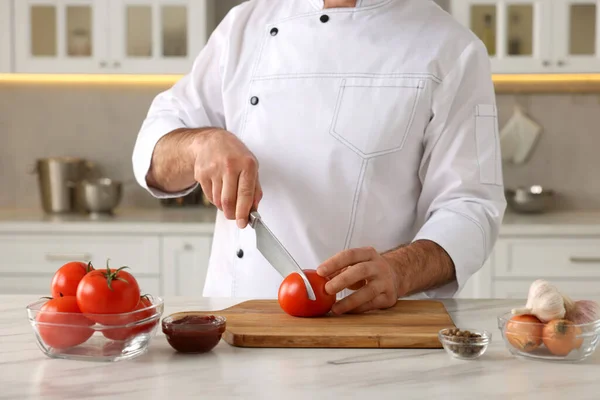 Profissional Chef Corte Tomates Mesa Mármore Branco Dentro Casa Close — Fotografia de Stock