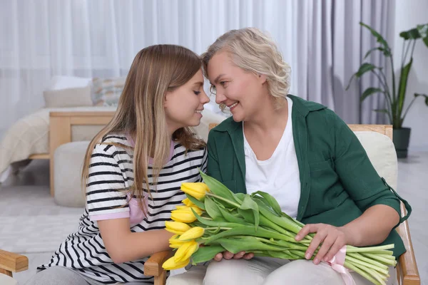 Fiatal Lány Otthon Gratulál Anyjának Virágokkal Boldog Anyák Napját — Stock Fotó