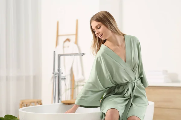 Mulher Bonita Roupão Elegante Sentado Banheira Banheiro Espaço Para Texto — Fotografia de Stock