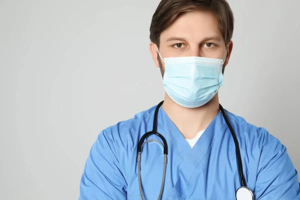 Arts Medisch Assistent Mannelijke Verpleegkundige Met Beschermend Masker Stethoscoop Lichtgrijze — Stockfoto