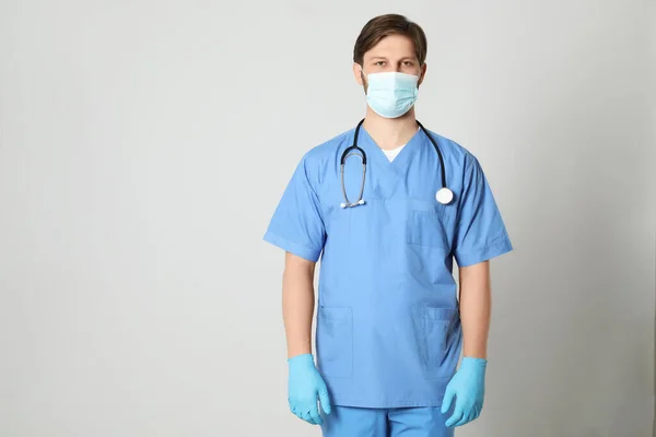 Lékař Nebo Zdravotní Sestra Male Nurse Ochrannou Maskou Stetoskopem Světle — Stock fotografie