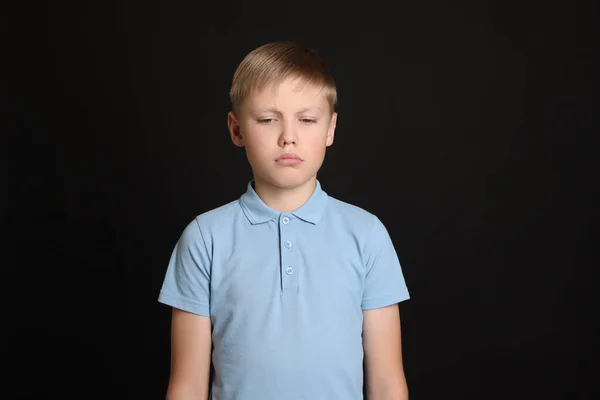 Rapaz Perturbado Fundo Preto Intimidação Infantil — Fotografia de Stock