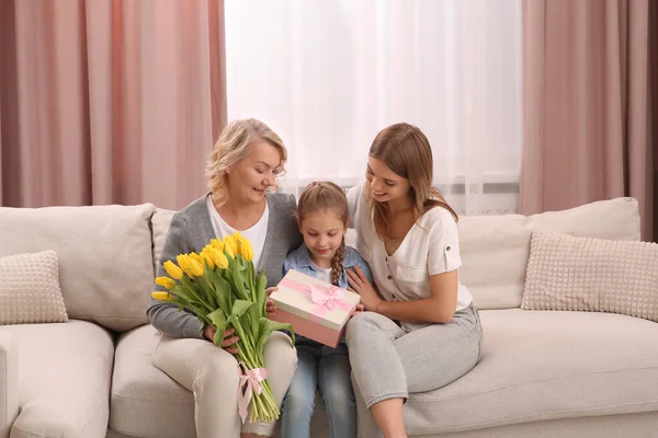 Kleines Mädchen Gratuliert Mama Und Oma Hause Mit Blumen Und — Stockfoto