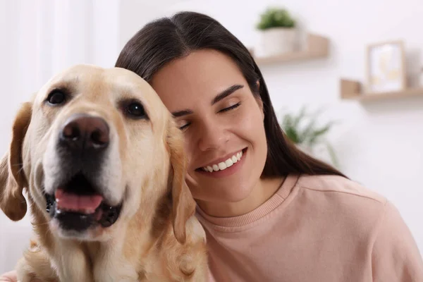 快乐女人与可爱的拉布拉多猎犬在家里 特写镜头 — 图库照片