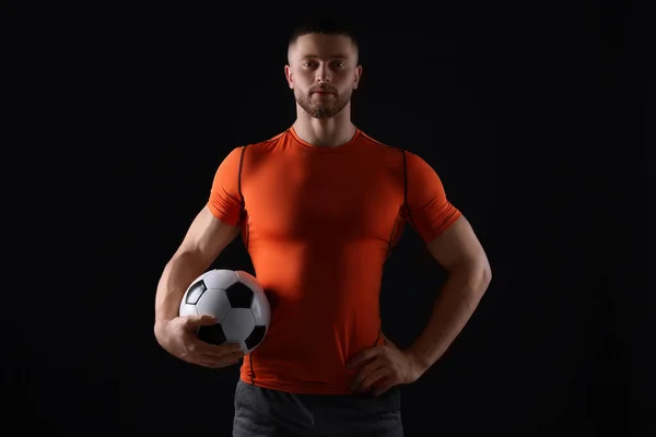 Атлетичный Молодой Человек Футбольным Мячом Черном Фоне — стоковое фото