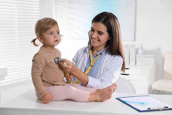 Børnelæge Undersøger Baby Med Stetoskop Klinikken - Stock-foto