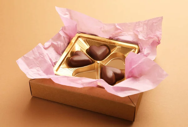 Caixa Parcialmente Vazia Doces Chocolate Fundo Marrom Claro — Fotografia de Stock