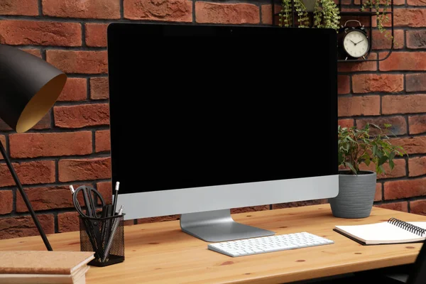 Gemütlicher Arbeitsplatz Mit Computer Und Schreibwaren Auf Dem Schreibtisch Innenbehörde — Stockfoto