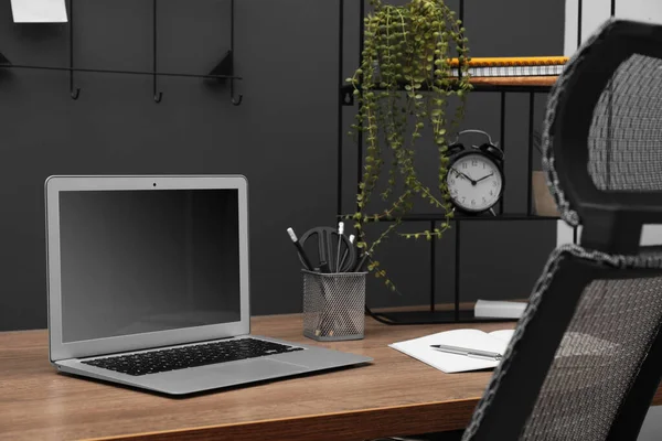 Gezellige Werkplek Met Moderne Laptop Het Bureau Comfortabele Stoel Thuis — Stockfoto