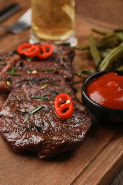 Steak Goreng Lezat Dan Saus Atas Meja Kayu Closeup — Stok Foto