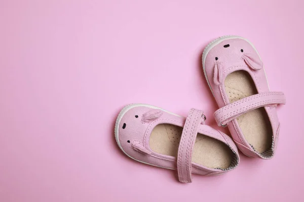 Sapatos Bebê Bonito Fundo Rosa Flat Lay Espaço Para Texto — Fotografia de Stock