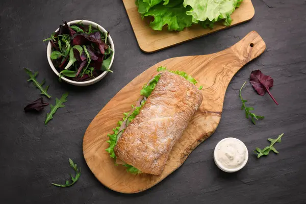 Heerlijke Sandwich Met Zalm Ingrediënten Zwarte Tafel Plat Gelegd — Stockfoto