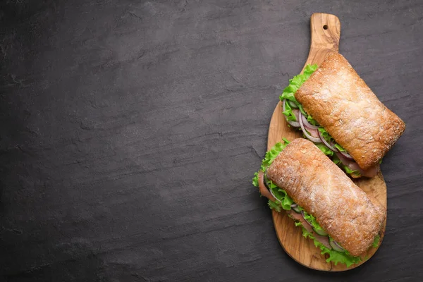 Heerlijke Sandwiches Met Verse Groenten Zalm Zwarte Tafel Plat Gelegd — Stockfoto