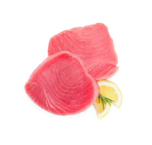 Limon Dilimli Çiğ Ton Balığı Filetosu Beyaz Arka Planda Biberiye — Stok fotoğraf